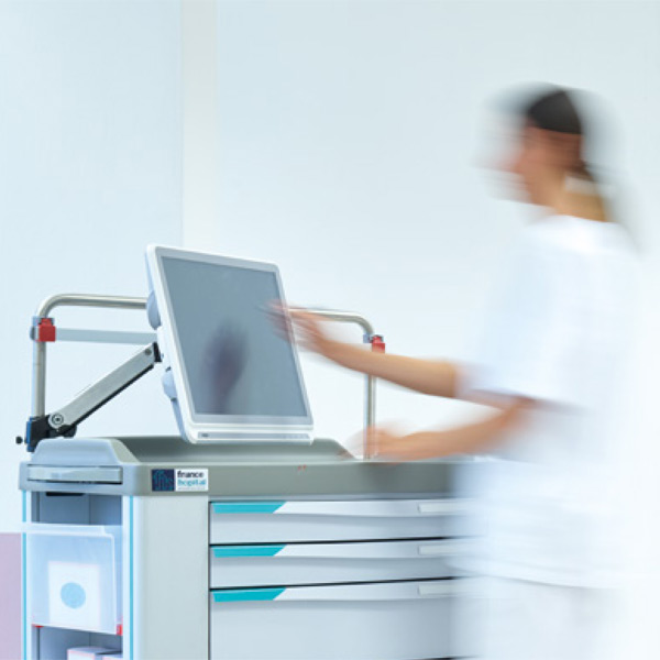 nurse using the touchscreen of an eWork Cart