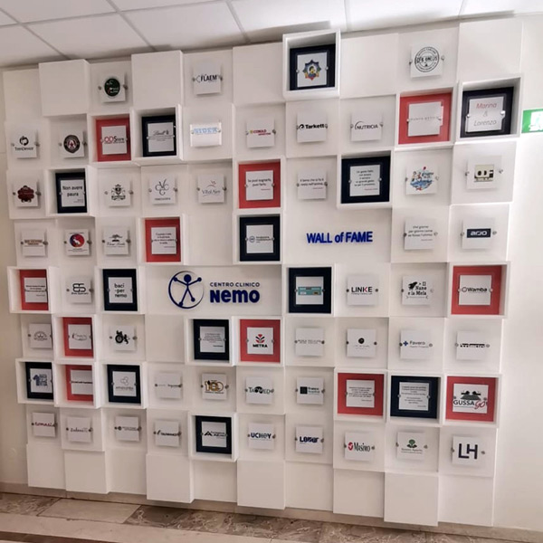 All'ingresso del Centro Clinico NeMO di Brescia: una serie di targhe ricorda le ditte che hanno contribuito con donazioni alla realizzazione del centro.