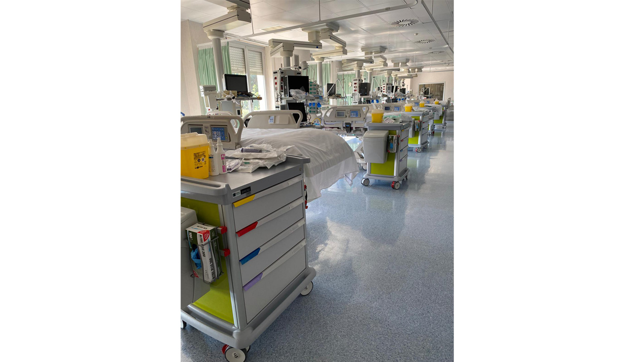 The new ICU ward of the general hospital in Savona: each bed has its own PRECISO therapy trolley