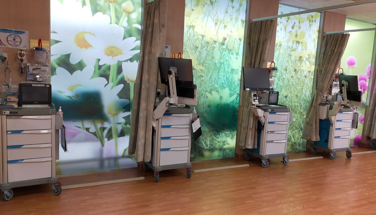 Recovery room in a Singapore hospital: each bed has a PRESTO hospital trolley that holds a monitoring station.