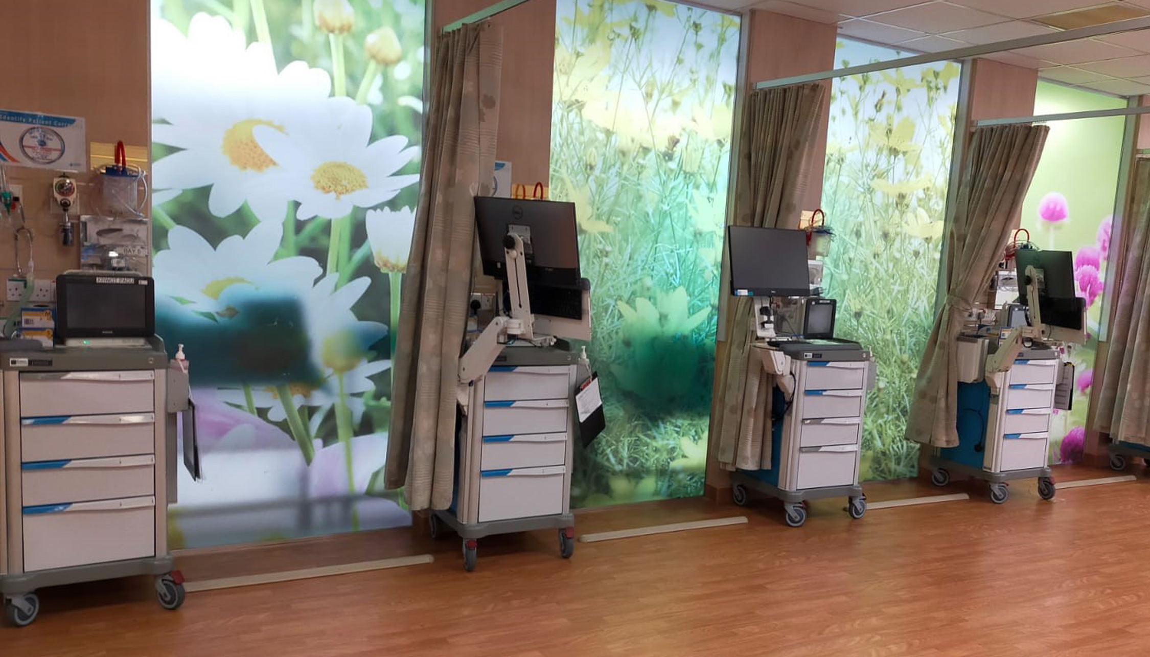 Sala risveglio in un ospedale di Singapore: un carrello di reparto PRESTO per ogni posto letto con gli apparecchi per la diagnostica
