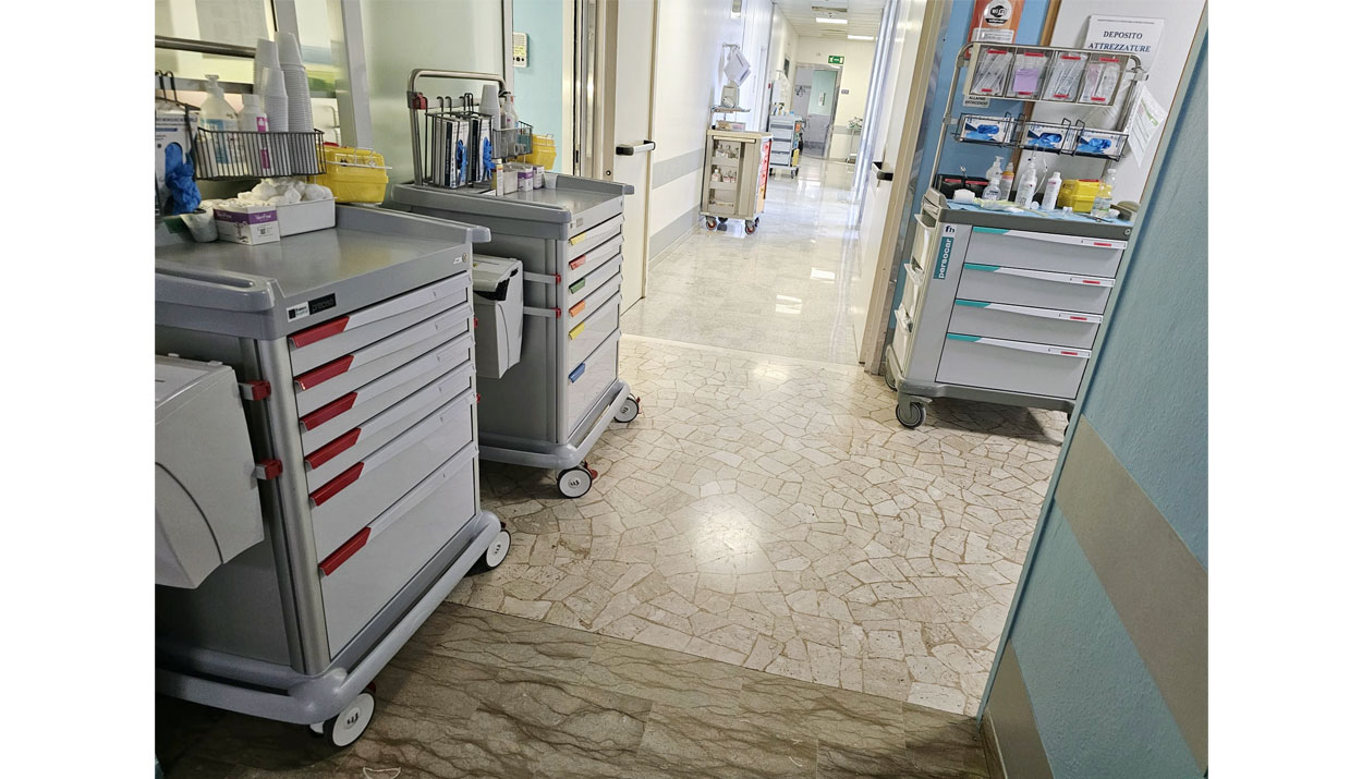 2 carrelli medicazione PRECISO e un carrello PERSOCAR nel corridoio di un reparto dell'ospedale San Bortolo di Vicenza