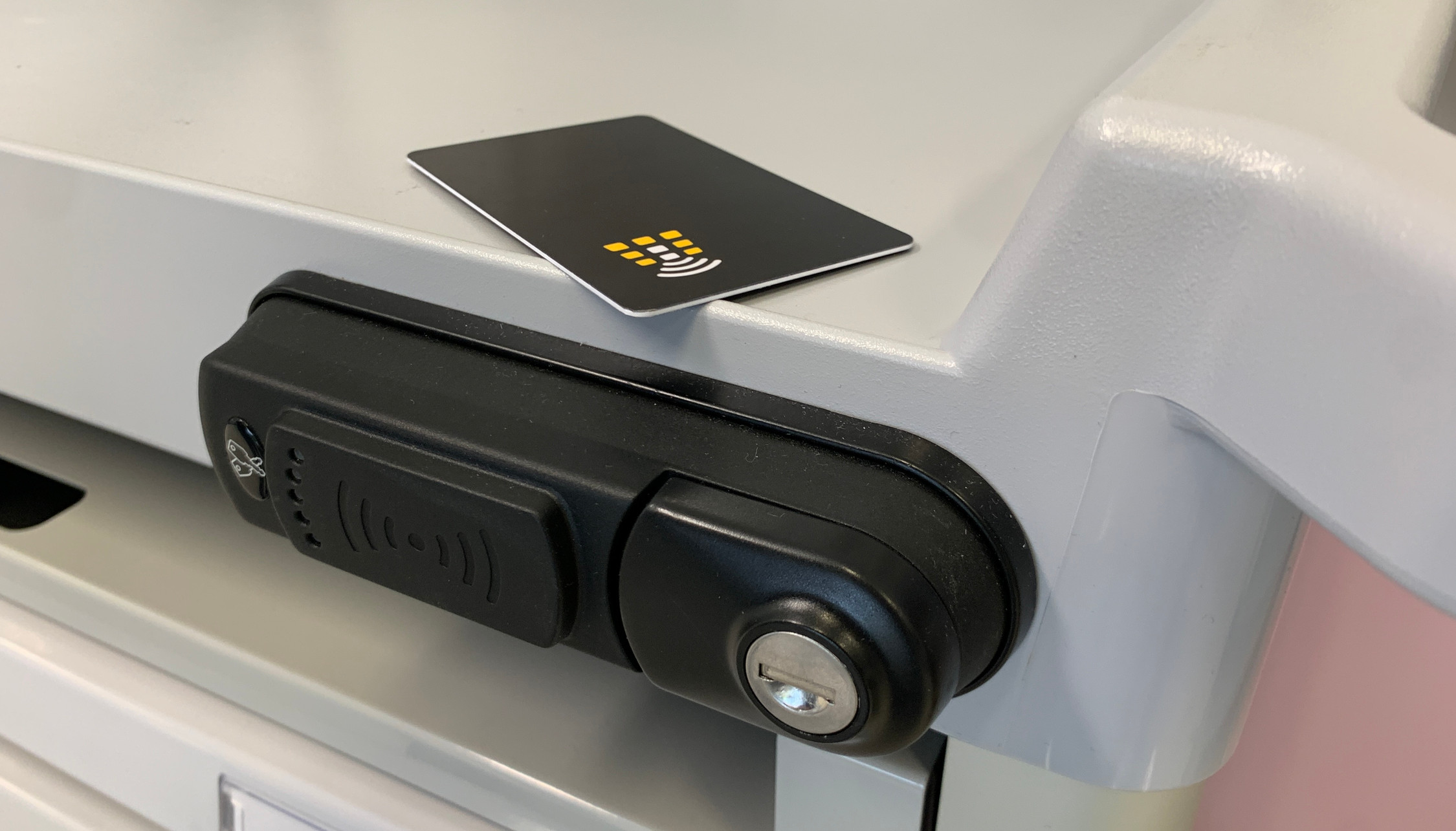 tessera rfid su serratura elettronica di un carrello